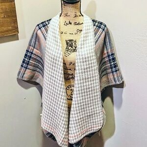 NWT! Women BNWT Look Collection Plaid Soft Knit Sweater Shawl Wrap